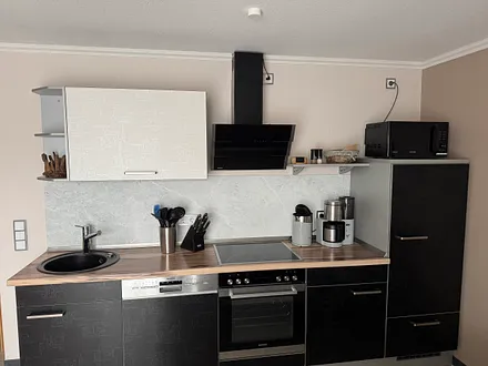 Die hochwertige Küche ist ausgestattet mit E- Herd, Geschirrspüler, Mikrowelle, Kühlschrank, Kaffeemaschine, Wasserkocher, Toaster, Eierkocher und Radio. 