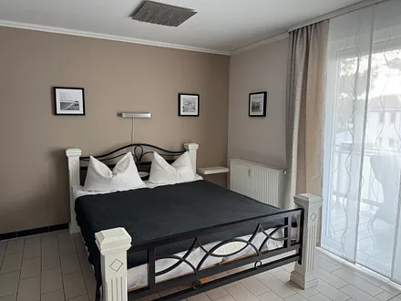 Die große Koje bietet ausreichend Platz für zwei Personen. Auf den hochwertigen Kaltschaummatratzen werden Sie erholsam schlafen.