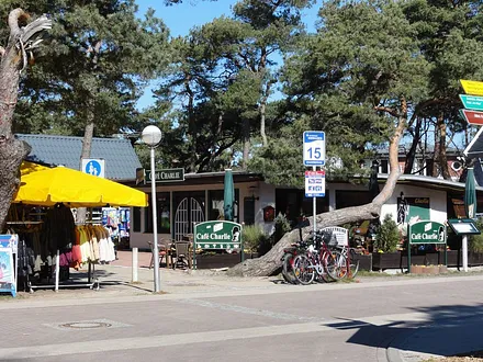 Der Strandaufgang befindet sich direkt neben dem Haus. Von hier aus sind es nur 100m zum feinsandigen Ostseestrand. Genießen Sie im Café Charlie die Sonne und Ihren Kaffee.   