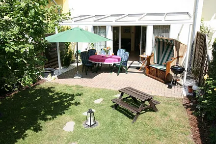 Grosse überdachte Terrasse im eingezäunten Garten.... wir verlängern Ihre Sommersaison, hier können Sie bis weit in den Herbst hinein ausspannen, grillen,.....