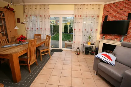 Wohnzimmer mit Eßbereich und Ausgang auf die Terrasse