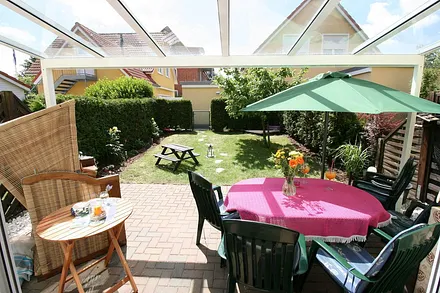 Blick vom Wohn-/-Essraum auf die Terasse und den Garten... auch hier haben die "Kid´s" Spaß,..mit Sandkasten und Mini-Sitzgarnitur