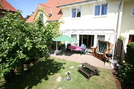 Terrasse mit abgeschlossenem Garten