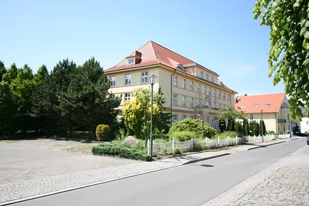 die "Residenz"  ... mit Einfahrt zum eigenen Parkplatz
