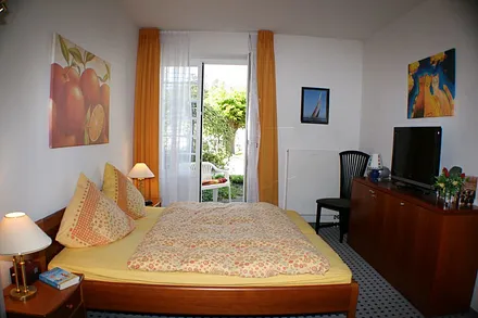 Schlafzimmer mit Ausgang auf die Terrasse