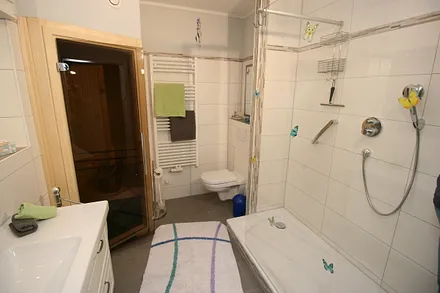Bad mit Walk-in-Dusche  und Sauna
