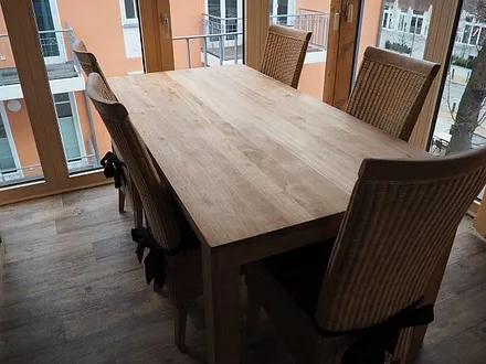 Essecke mit Blick auf die Strandstraße