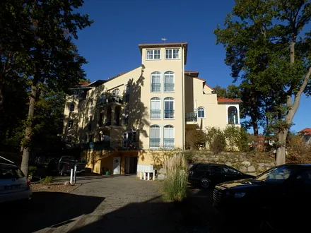 Residenz "Grüne Düne" - Seitenansicht Einfahrt Tiefgarage