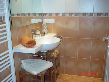 Badezimmer mit WC und Dusche