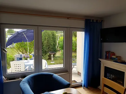 Blick vom Wohnzimmer auf die Terrasse 