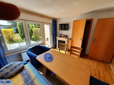 Wohnzimmer mit Blick auf die Terrasse