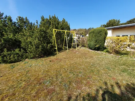 Liegewiese am Haus mit Schaukel