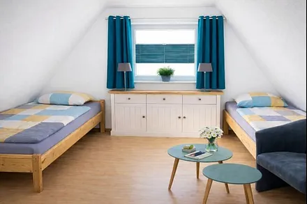 Dreibettzimmer mit TV