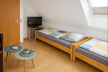 Dreibettzimmer mit TV