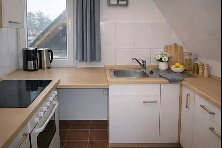 Küche mit Spülmaschine u. Backofen