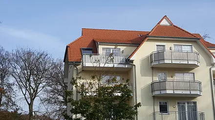 Die Wohnung hat einen Balkon unter freiem Himmel.