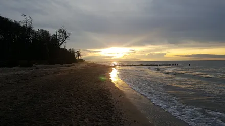Sonnenuntergang am Naturstrand.
