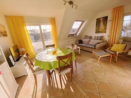 Die großzügige Wohnküche hat einen Zugang zum Balkon.