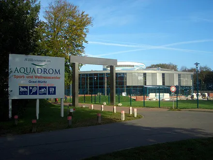 Die Wohnung befindet sich direkt neben einem Meerwasserschwimmbad mit zahlreichen Sport- und Wellnessmöglichkeiten. So  ist auch im Winter aktive Erholung möglich. 