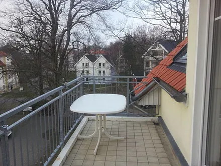 Der luftige Balkon unter freiem Himmel erlaubt eine phantastische Sicht in die naheliegenden Buchenwipfel.