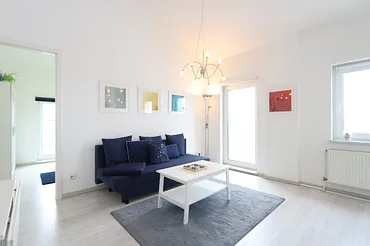 Ohnzimmer mit Blick ins Schlafzimmer