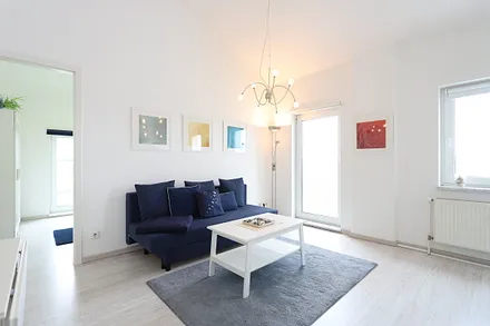 Ohnzimmer mit Blick ins Schlafzimmer