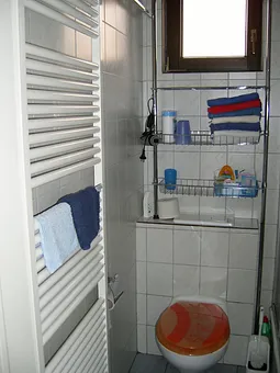 Blick ins Bad mit Dusche + WC Handtücher bei uns inklusive