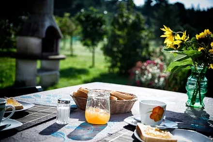 Terasse mit Frühstückstisch