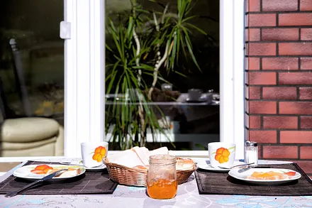 Beim Frühstück auf der Teerasse vor der Ferienwohnung