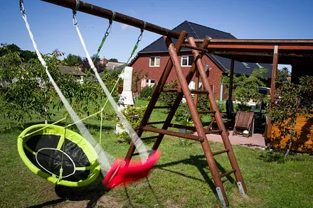 Freizeitwies,  Terrasse mit Grill u. Schaukel