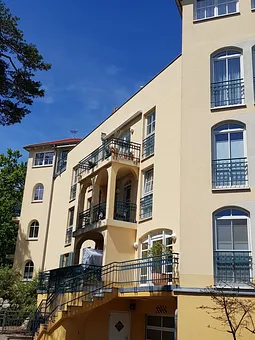 Eingang der Ferienresidenz mit Parkplatz 