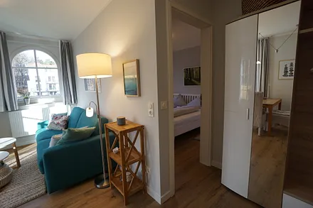 Blick von Küchenzeile zum Schlafsofa und ins Schlafzimmer