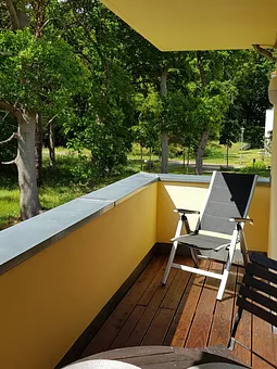 Südwest-Balkon mit Blick auf alte Eichen