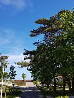 Weg von der Ferienresidenz zum Strand