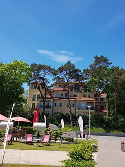 Blick vom Strand zur Ferienresidenz