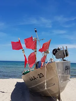 Fischerboot am Strand von Baabe