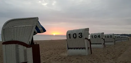 Sonnenaufgang am Herbsttrand von Baabe