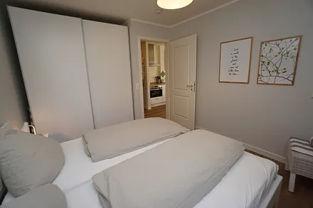 Blick vom Schlafzimmer zum Flur und Wohn-Esszimmer