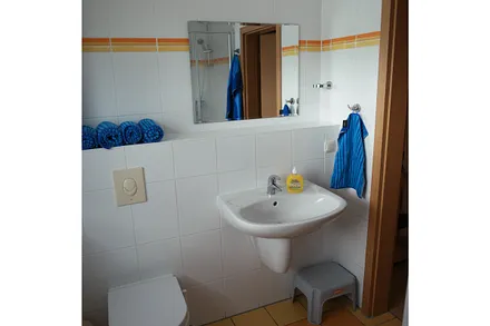 Bad mit Dusche, Waschmaschine und Föhn