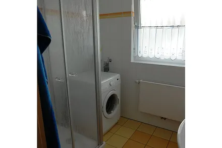 Bad mit Dusche, Waschmaschine und Föhn