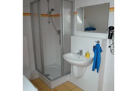 Duschbad mit Waschmaschine und Fenster