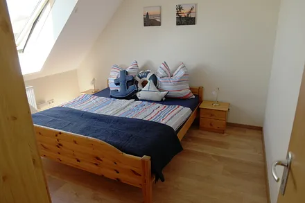 1. Schlafraum mit großem Panoramafenster und Außenjalousie