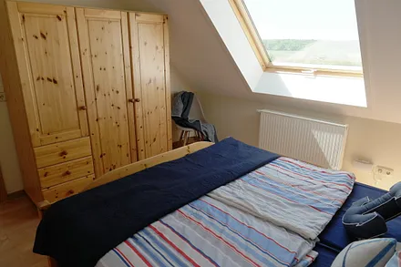 1. Schlafraum mit großem Panoramafenster und Außenjalousie