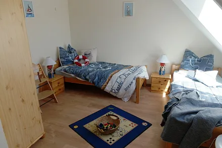 2. Schlafraum mit großem Panoramafenster und Außenjalousie