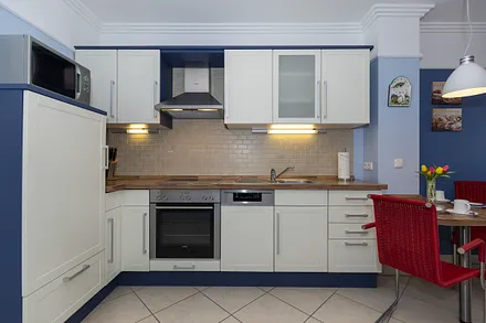 Küche komplett ausgestattet mit Geschirrspüler, Mikrowelle & Backherd, renoviert Nov. 2020