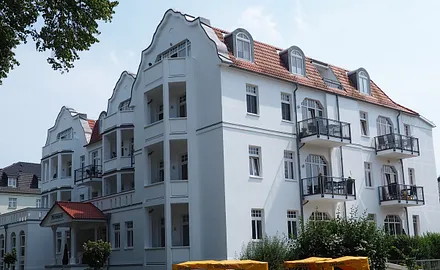 Außenansicht Nord-West mit Blick auf die Dachterrasse der Wohnung