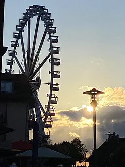Abendliche Impression mit Riesenrad auf dem baltikplatz