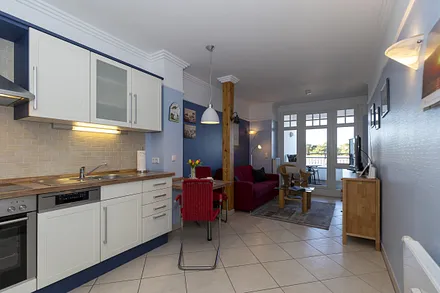 Wohnbereich mit Küche, Eßplatz und Couchecke