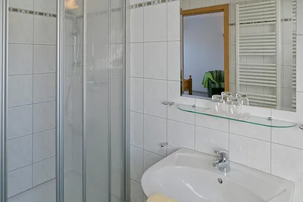 Dusche im Badezimmer