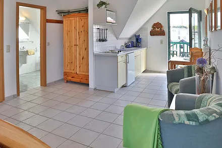 Küche und Essbereich mit Blick ins Bad